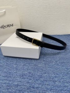 品牌圣罗兰女带 No.550 描述双面原版皮不可调节式皮带，小牛皮材质，配有钯金色和银色钢金属扣 牛皮材质 不锈钢 20毫米 意大利制造 腰带为意大利尺寸，请在