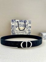 宽度3.5 Cm Dior 迪奥两面腰带款式迷人多样，采用多种材质精心打造，为各式廓形增添点睛之笔，彰显优雅醒目的气质。向迪奥钟爱的细节艺术致敬，彰显非凡的高雅