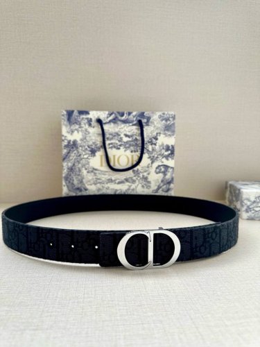 宽度3.5 Cm Dior 迪奥两面腰带款式迷人多样，采用多种材质精心打造，为各式廓形增添点睛之笔，彰显优雅醒目的气质。向迪奥钟爱的细节艺术致敬，彰显非凡的高雅