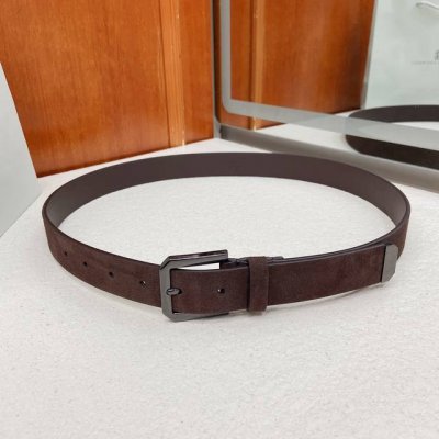 Brunello Cucinelli 品牌坚持“美可以拯救世界”以匠人精神和诗人情怀不断探索灵性与美的真谛，皮带采用绒面牛皮搭配品质五金制成，宽度3.0Cm，意