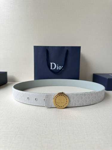 宽度3.5Cm 这款 Dior Charm 腰带扣是夏季男装系列新品，采用不锈钢真空电镀菱饰面精心设计，重新演绎经典的 Dior 标志。可与各式 35 毫米腰带