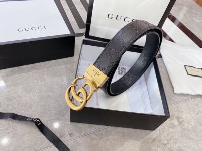 Gucci 双面可用 古奇新款互扣式G带扣深受品牌辉煌的70年代经典设计所影响，得以重新诠释。安放于织纹纯皮腰带之上。正品一致的吊牌全套包装 配纸袋 礼品盒 亲