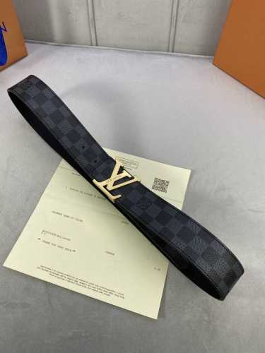 4.0宽Lv Initiales腰带新推出的Monogram双面版本，搭配银色润饰的带扣，采用与2009秋冬男士时装秀的Monogram Macassar皮件系