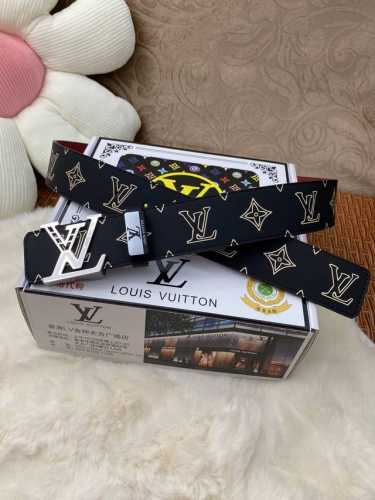 品名：Lv..路易..威登原单 材质：原单牛皮腰带 百分百头层牛皮腰带保证真皮，24K纯钢扣，专柜原单品质、做工精细，时尚大牌，送人自用首选 包