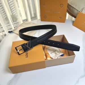 原版包裝 L0Uis Vuitt0N 今季新品 原單腰帶 寬度35毫米 雙面進口小牛皮 尾部獨特的尾巴五金設計 帶身機車縫白色線 線條流暢工整 與黑色皮革形成鮮