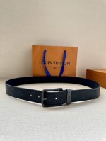 3.4宽 Vendome 压花腰带以光滑皮革勾勒流畅线条，流露沉稳商务格调。金属搭扣闪烁莹润光泽，Lv 字母铭纹标注品牌身份。