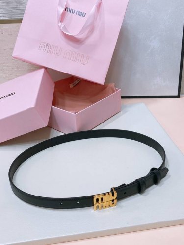 缪缪miumiu 古金扣 宽度：2Cm 这款皮革腰带是提升别致造型品味的理想之选。醒目的标志性徽标装点搭扣，营造精致撞色与纹理 金属徽标搭扣 搭扣饰醒目徽标