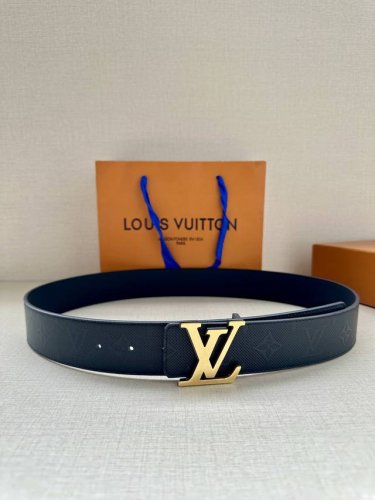 特 4.0宽 Lv Shadow 腰带拥有 Monogram Shadow 皮革的经典风尚和素面皮革的内敛格调，再为 Lv 搭扣描绘双层扣 以摩登笔触焕新男士衣
