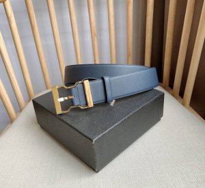 Prada 普拉达 专柜最新款 这款腰带搭配刻印徽标的带扣 匠心品质精雕细琢 巧妙凸显时尚设计 宽4.0