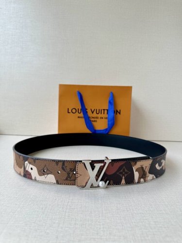 Lv Initials Mng Bandana 双面腰带瞩目焕新经典设计，一面展现 秋冬系列的 Monogram Bandana 帆布，另一面采用素净牛皮革，搭