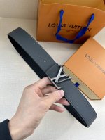 特 奢华款现代 Taurillon 皮革，饰以雅致大方的标志性 Lv 首字母。柔软结实的皮带，可搭配从礼服到休闲装各种服饰