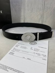 宽度4.0Cm Versace 范思哲 此款腰带采用柔软牛皮革于意大利精制而成，配有金 银 枪色椭圆形腰带扣，饰有带水晶装饰的美杜莎。