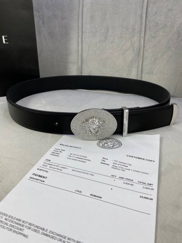 宽度4.0Cm Versace 范思哲 此款腰带采用柔软牛皮革于意大利精制而成，配有金 银 枪色椭圆形腰带扣，饰有带水晶装饰的美杜莎。