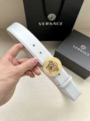 特 P210 宽度4.0Cm Versaec 范思哲 此款时尚腰带由柔软的小牛皮革制成，饰有立体美杜莎！扣头五金采用真空电镀 。