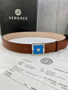 宽度4.0Cm Versaec 饭范思哲 此款时尚平纹腰带由柔软的小牛皮革制成，饰有立体美杜莎搭扣。