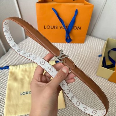 特 片裝1 寬：20Mm 驢家新品 Ss特別限定女士腰帶 全新設計搭扣搭配 一面光亮小牛皮 另一面防水料最新圖案 雙面用
