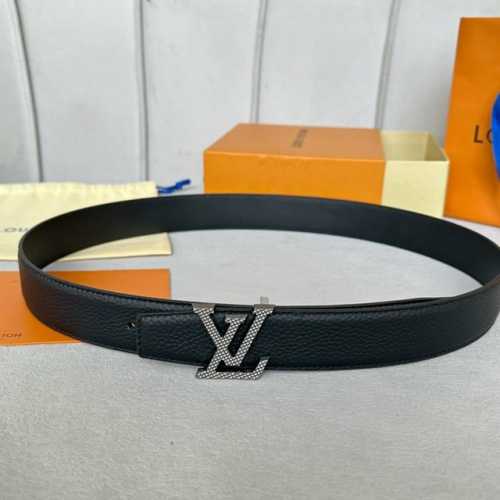 特 寬度：35mm Lv S-Lock系列 精緻的字母搭扣 搭配驢家法國原廠荔枝紋皮料 手感超好 雙面用