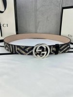 宽度4.0Cm Gucci Marmont系列每一季都会推陈出新，为灵感源于70年代的标志性gg钢扣配件注入现代精髓。这款gg Supreme帆布腰带反面采用黑