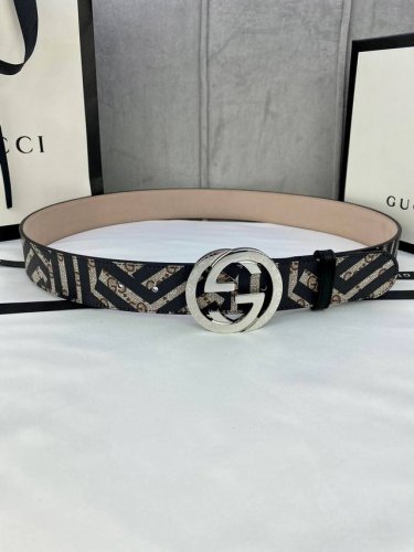 宽度4.0Cm Gucci Marmont系列每一季都会推陈出新，为灵感源于70年代的标志性gg钢扣配件注入现代精髓。这款gg Supreme帆布腰带反面采用黑