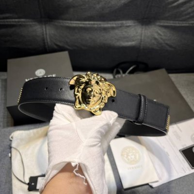 范思哲 ，宽4.0Cm， 原单货，专柜同款、实拍图，带身采用原厂进口原版皮镶满纯铜柳丁，.牛皮，结合精致的美人图扣头，时尚与美的聚焦，触碰手感舒适，有质感，清晰