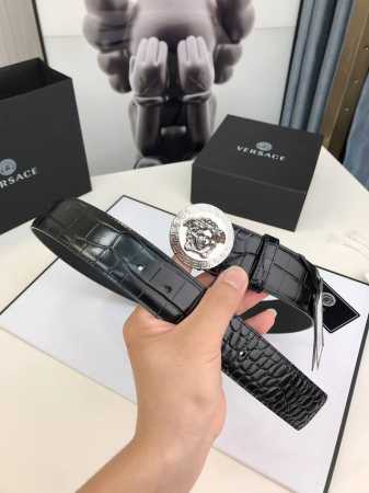 此款皮革腰带饰有标志性的Versace美杜莎头像搭扣，彰显品牌格调。是一款精美的衣橱必备单品。4.0Cm宽， - 点击图像关闭