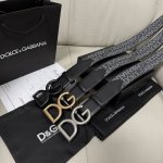 Dg，宽4.0Cm Dolce&Gabbana 全新小牛皮腰带，满载干练态度。滚轴针扣搭扣尽显巧思