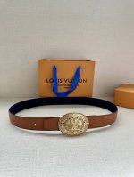 3.4宽 本款 Lv Heritage 双面腰带以粒面和素净皮革分饰两侧，再借纹理丰富的金属搭扣升华典雅格调。锥形末端续写现代简约之笔 金属件 双面 西班牙制造