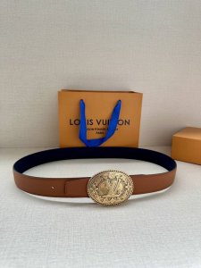 3.4宽 本款 Lv Heritage 双面腰带以粒面和素净皮革分饰两侧，再借纹理丰富的金属搭扣升华典雅格调。锥形末端续写现代简约之笔 金属件 双面 西班牙制造