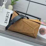 Lowpuzzle 手袋是创意总监乔纳森 安德森 Jonathan Anderson 为 Loewe 推出的首款手提包。长方体形状和精确的切割技术创造了 Puz