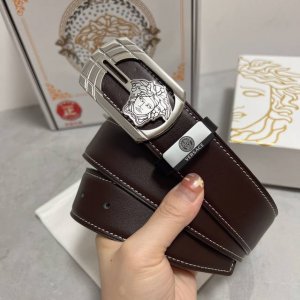 品名：Versace.范思哲 材质：原单牛皮腰带 百分百头层牛皮腰带保证真皮，24K纯钢扣，专柜原单品质、做工精细，时尚大牌，送人自用首选 包装： 请认准如图专