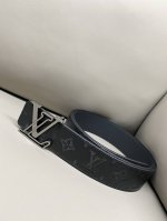 Lv Initiales 40 毫米可双面用腰带 进口小牛皮材质柔软手感 一面大水波纹 一面经典压花纹