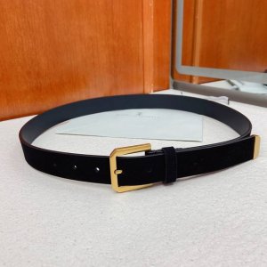 Brunello Cucinelli 品牌坚持“美可以拯救世界”以匠人精神和诗人情怀不断探索灵性与美的真谛，皮带采用绒面牛皮搭配品质五金制成，宽度3.0Cm，意