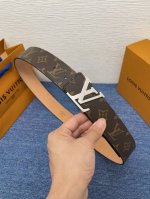 品牌 Lv 4．0Cm 550108 描述 这款饰有Lv带扣的腰带配以水牛皮衬里，覆以Monogram 牛皮。展现细腻的品牌特质，是牛仔裤的理想配件 Lv字母带