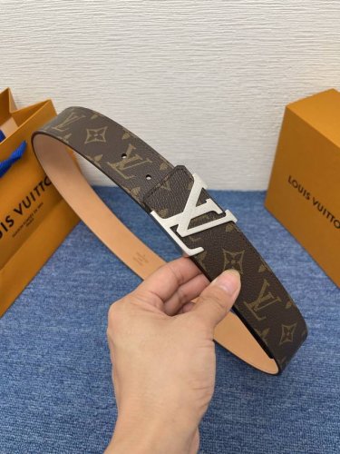 品牌 Lv 4．0Cm 550108 描述 这款饰有Lv带扣的腰带配以水牛皮衬里，覆以Monogram 牛皮。展现细腻的品牌特质，是牛仔裤的理想配件 Lv字母带