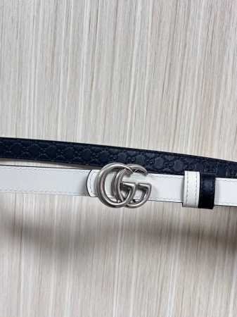 2025秋冬系列焕新演绎富有辨识度的Gg Marmont系列。这款双面窄版腰带采用Gg印花压纹皮革与皮革材质匠心打造，缀饰双G搭扣。 商品细节 一面为黑色Gg印 - 点击图像关闭