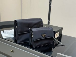 配折叠盒 普拉达 尼龙邮差包 帅炸了｜ 酷酷的女生也很适合这种男包 容量很完美，夹层很适合通勤放电脑 拿东西方便，邮差很经典，谁背谁帅！ 尺寸:30Cm 24C