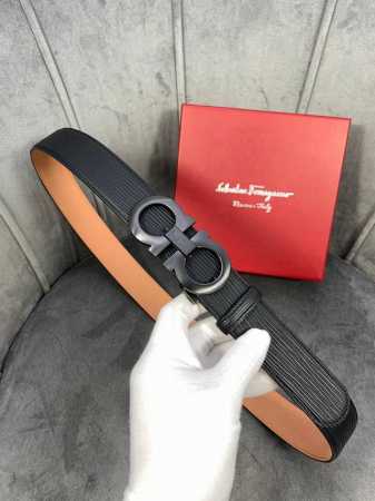 特P180 宽度3.5Cm Ferragamo（菲拉格慕）水波纹砂底/双面头层牛皮配有金色/白色金属Gancio双扣。该皮带可调节，且能根据需要剪裁达到修身效果 - 点击图像关闭