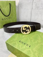 带宽4.0Cm Gucci 互扣式双G原单镶钻钢扣腰带，采用热压印技术的Gucci Signature皮革精制而成，触感厚实，印花图案清晰分明。五金厚度：6.0