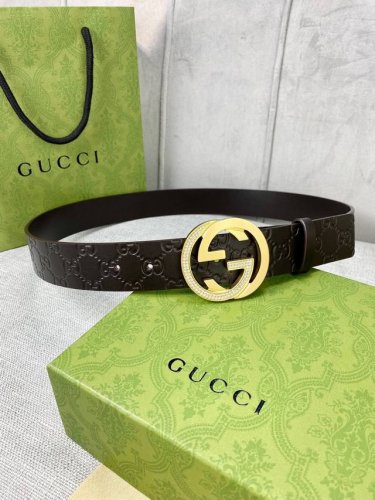 带宽4.0Cm Gucci 互扣式双G原单镶钻钢扣腰带，采用热压印技术的Gucci Signature皮革精制而成，触感厚实，印花图案清晰分明。五金厚度：6.0