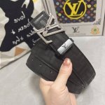 品名：Lv..路易..威登原单 材质：原单牛皮腰带 百分百头层牛皮腰带保证真皮，24K纯钢扣，专柜原单品质、做工精细，时尚大牌，送人自用首选 包装： 请认准如图