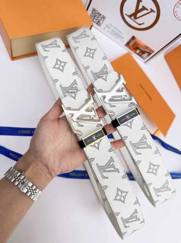 皮带：Lv..路易..原单 腰带：百分百头层牛皮，保证真皮。24K纯钢扣双面可用专柜同等质量， 送人自用首选 包装： 请认准如图专柜包装，赠送打孔器，银联发票，