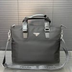 Prada 普拉达 帆布公文包 男包 电脑包 手提包 经典百搭 实物拍摄 原厂原版面料 高端品质 配送防尘袋 28 X 38 Cm。