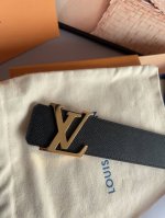 特 想要品牌高识别度中的低调内涵款，这款必须首选。给人一种沉稳的感觉，气质由内而外。精选意大利进口上乘皮料五金工艺精湛，万物皆可搭，四季皆可配。40Mm
