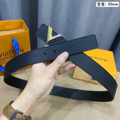 配全套包装礼盒 Lv S-Lock系列 宽度3.5Cm 精致的字母搭扣 搭配品牌專用小牛皮压Logo标识 双面用