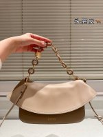 原单版本 头层牛皮 Loewe新款Puzzle和Ola Ola的颜色又温柔又精致 两根肩带 背出两种风格 纳帕牛皮材质 耐造有质感 尺寸 25 15Cm