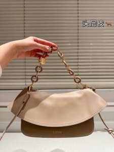 原单版本 头层牛皮 Loewe新款Puzzle和Ola Ola的颜色又温柔又精致 两根肩带 背出两种风格 纳帕牛皮材质 耐造有质感 尺寸 25 15Cm