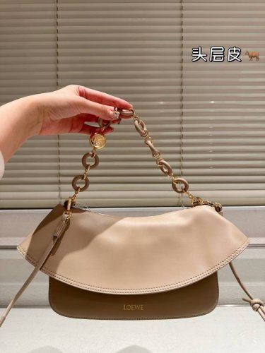 原单版本 头层牛皮 Loewe新款Puzzle和Ola Ola的颜色又温柔又精致 两根肩带 背出两种风格 纳帕牛皮材质 耐造有质感 尺寸 25 15Cm
