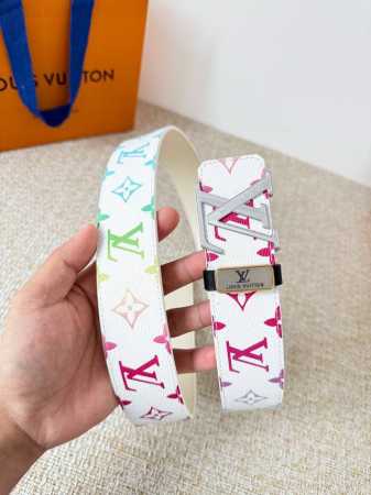 品名： Lv..路易..威登腰带皮带原单 型号：挂扣，经典纯钢材质挂扣，头层牛皮，图片实物拍摄 材料：头层牛皮，挂扣系列，纯钢材质扣头，镀钯电镀工艺永不掉色。原 - 点击图像关闭