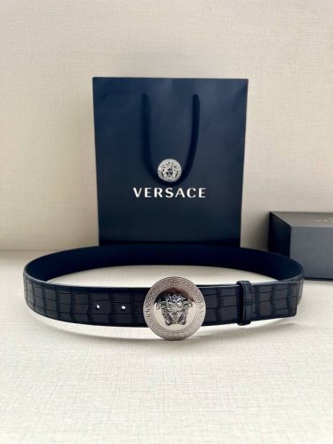 特 宽度4.0Cm 范思哲 此款腰带饰有标志性的Versace美杜莎头像扣，彰显品牌格调。是一款精美的衣橱必备单品。