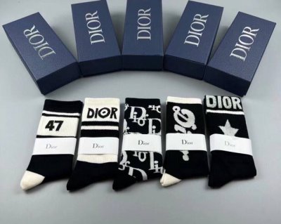 特 Dior 迪奥D家新品女款中筒袜子 一盒五双 纯棉材质，上脚柔软舒适，满满的老花经典Logo，炒鸡Nice大牌出街，潮人必备超好搭